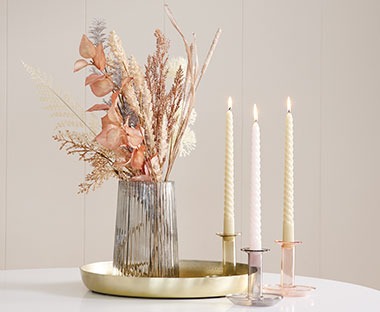 Flor artificial DAVID, candelabro EDGAR, bandeja decorativa ERLING y velas BALDUR