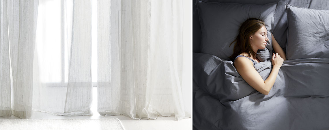 Una mujer durmiendo en la cama y una Ventana abierta con cortinas blancas 