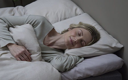 ¿Cómo cambiar tu postura para dormir?