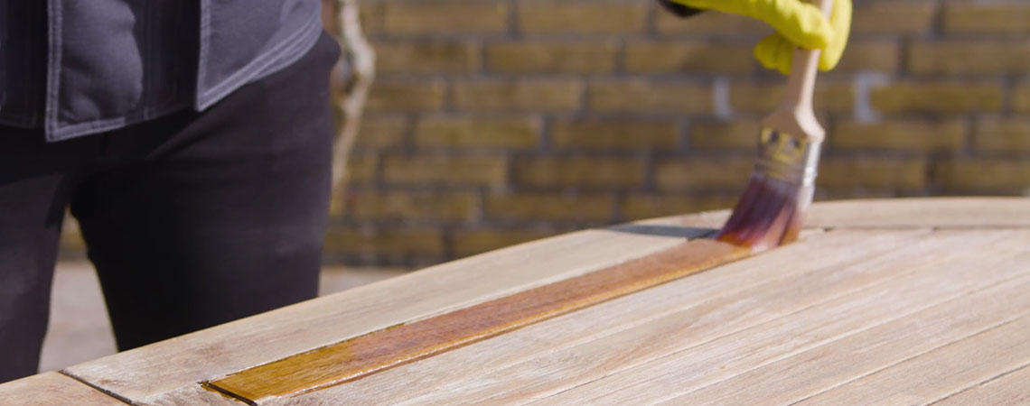 Persona enseñando como cuidar el mobiliario de madera para el jardín