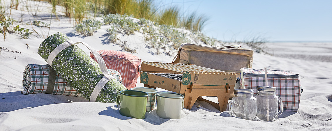 Toalla de playa, manta de playa y otros utensilios de picnic para ir a la playa