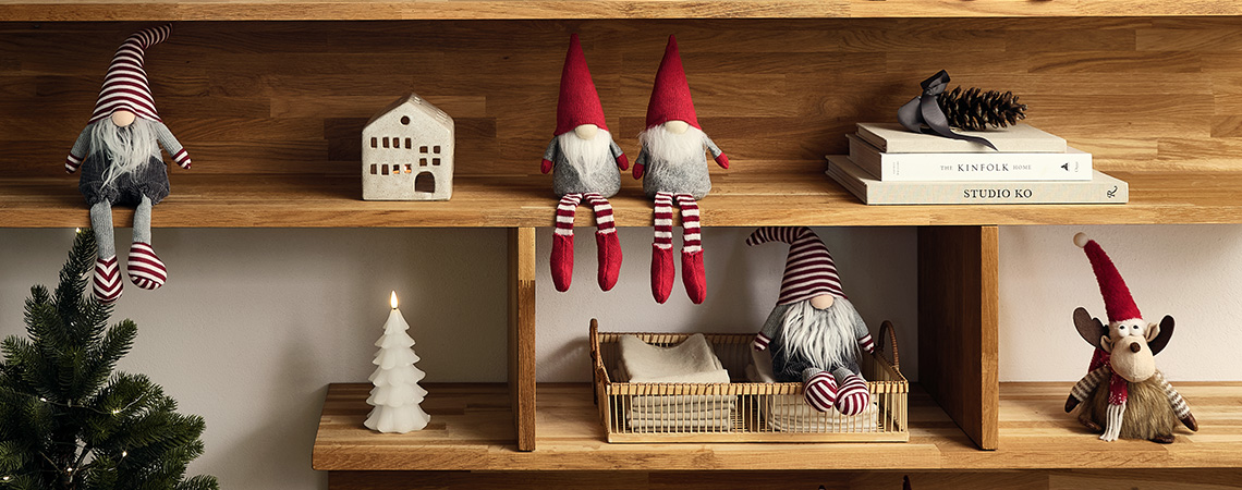 Elfos y duendes navideños en un salón decorado para las fiestas
