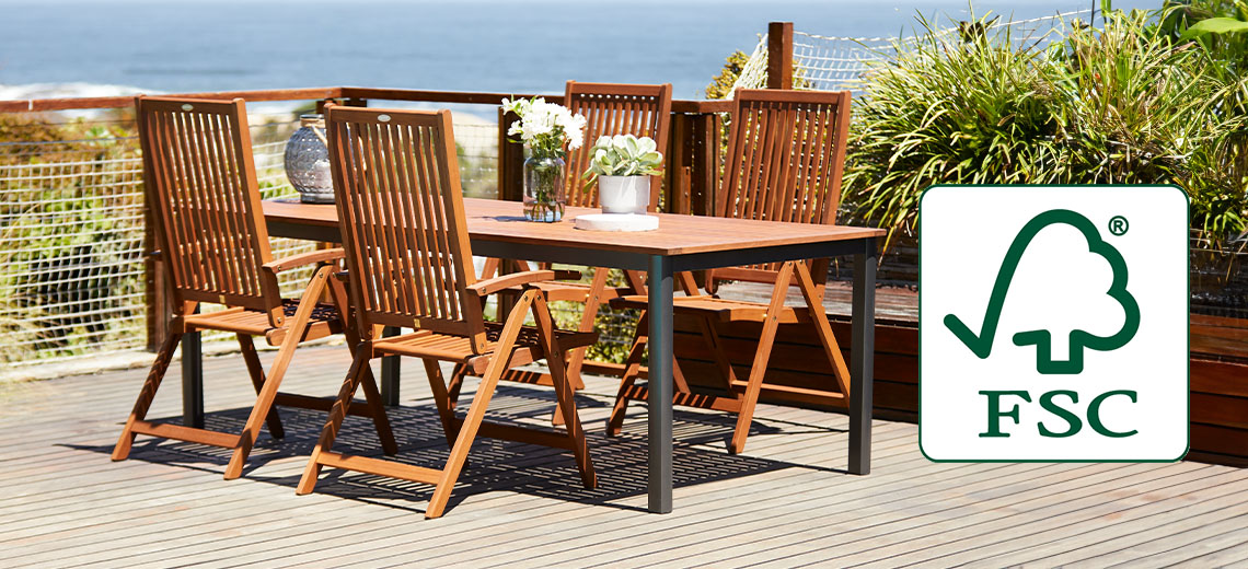 Muebles de jardín de madera dura con certificación FSC, como mesa y sillas de jardín con el logotipo FSC