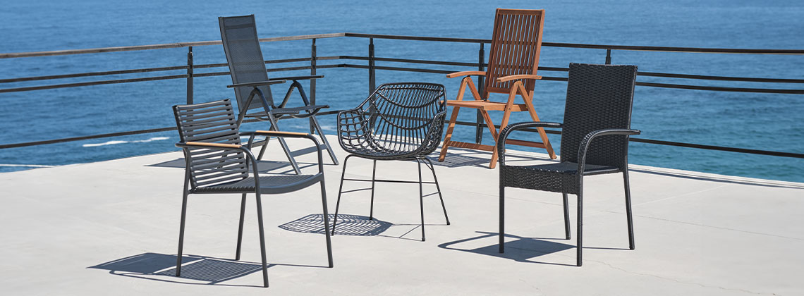 5 sillas de jardín distintas en una terraza con vistas al mar