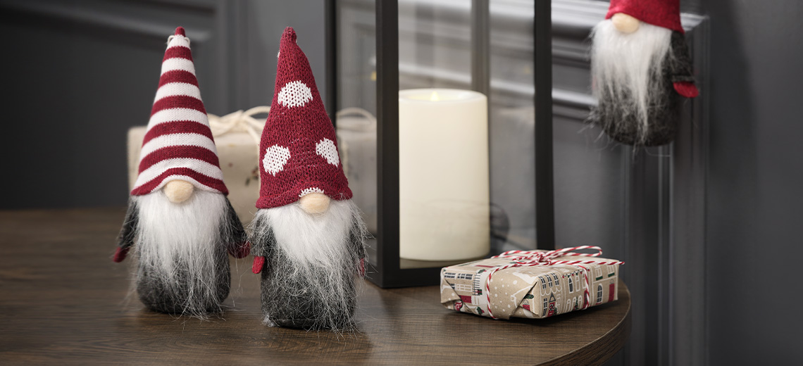 Duendes y elfos de Navidad en un salón decorado para las festividades