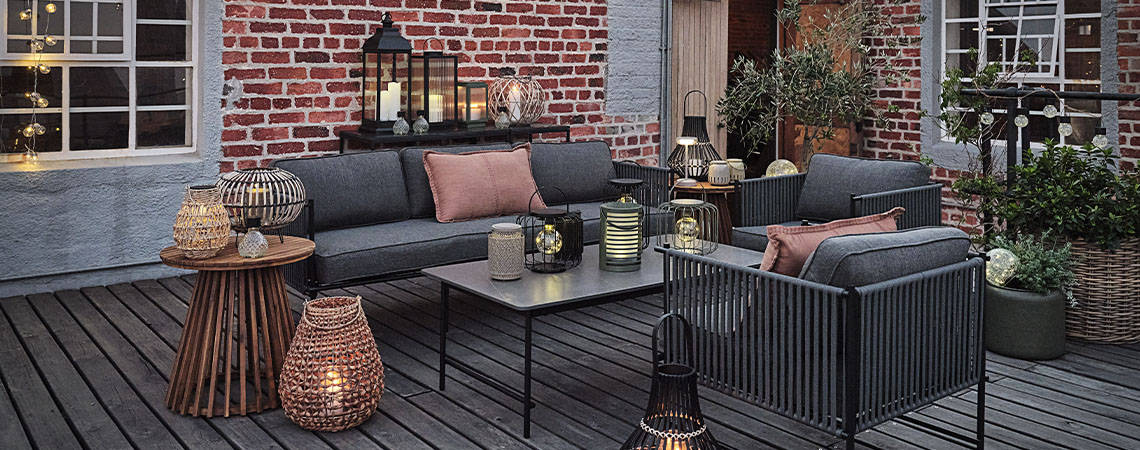 Diferentes tipos de luces solares para jardín y faroles en un patio