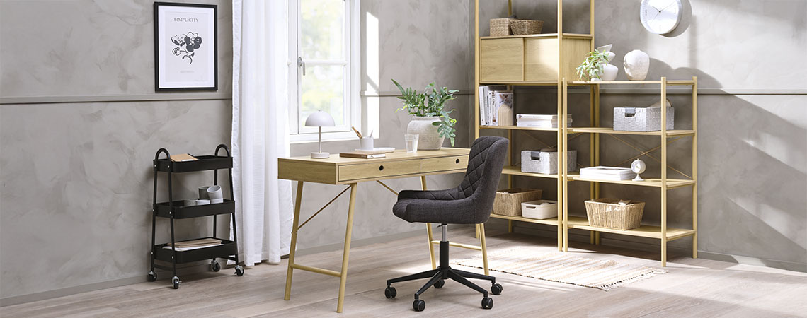 Oficina en casa con escritorio con almacenamiento, silla de oficina y estanterías