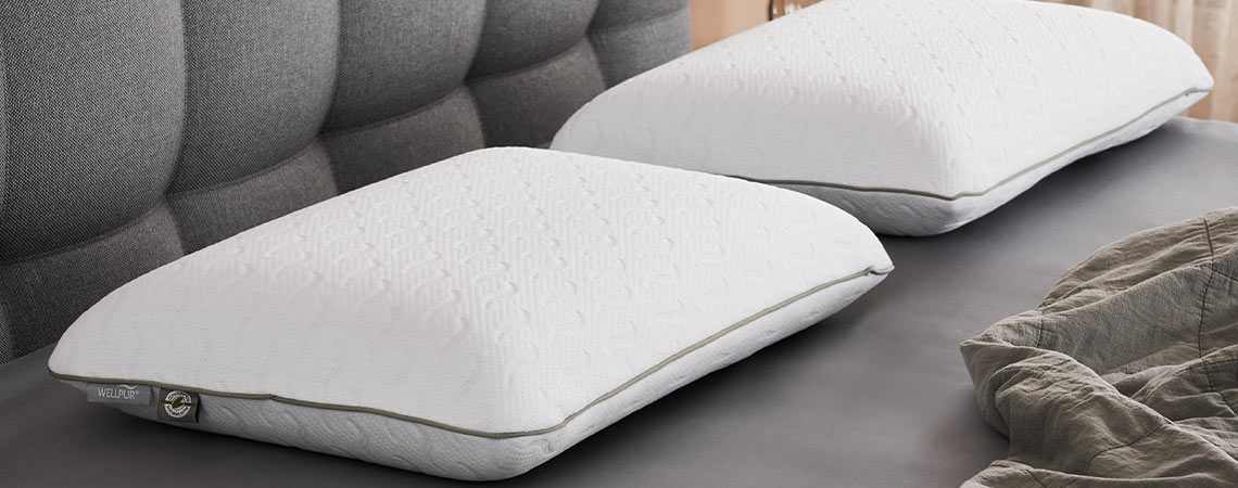 Dos almohadas especiales en una cama 