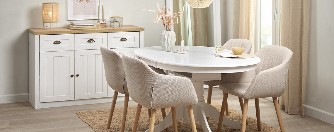 Muebles de almacenaje como un espacioso aparador son perfectos para guardar las cosas en toda la casa