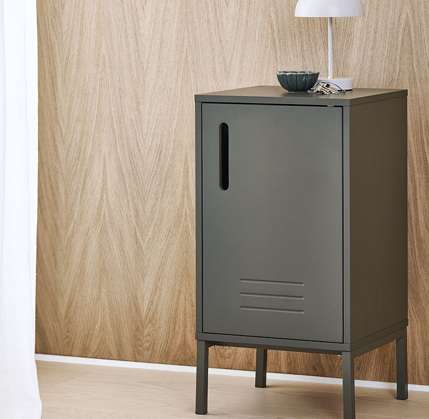 Mueble pequeño en verde oliva con lámpara a pilas 