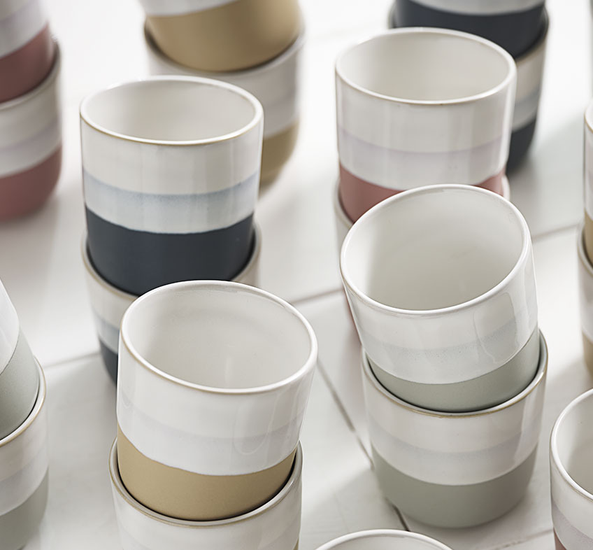Taza FREDERIK en una variedad de bellos colores Taza de porcelana con bandas de distinto color en varios tonos