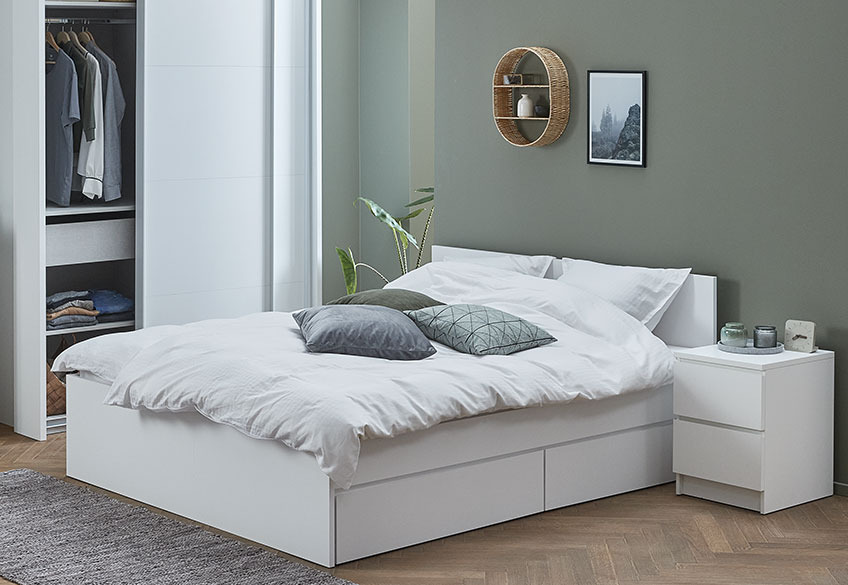 Cama blanca con cajones y mesilla blanca con cajones