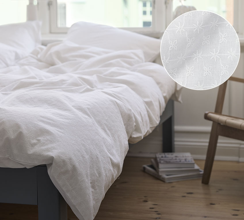 Cama con edredones y almohadas de ropa de cama blanca BIBI con bordado francés en la parte delantera y liso en la trasera