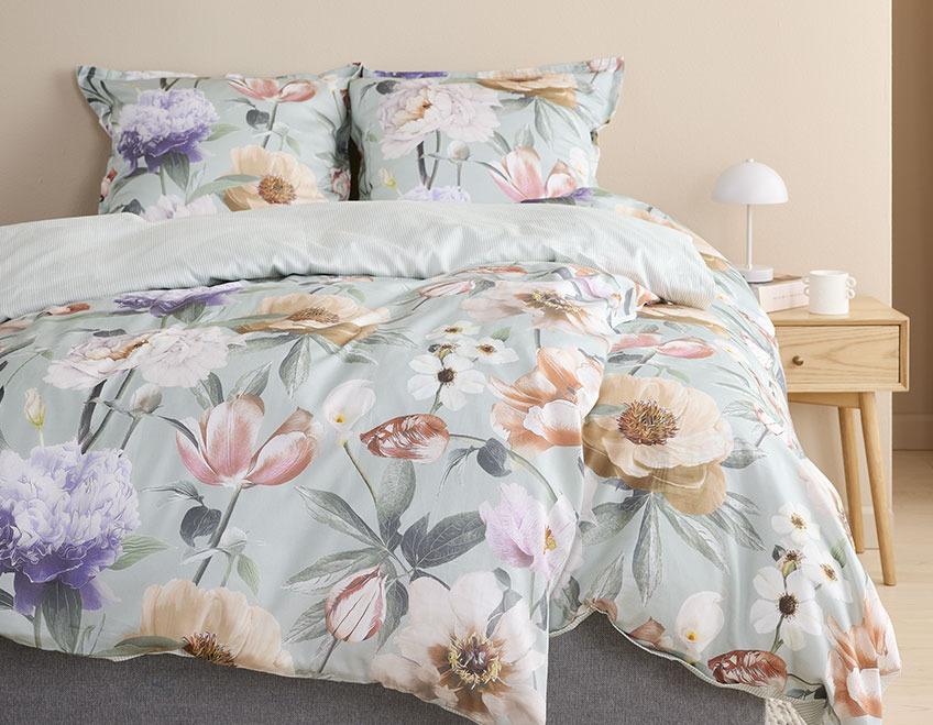 Ropa de cama floral en un dormitorio luminoso