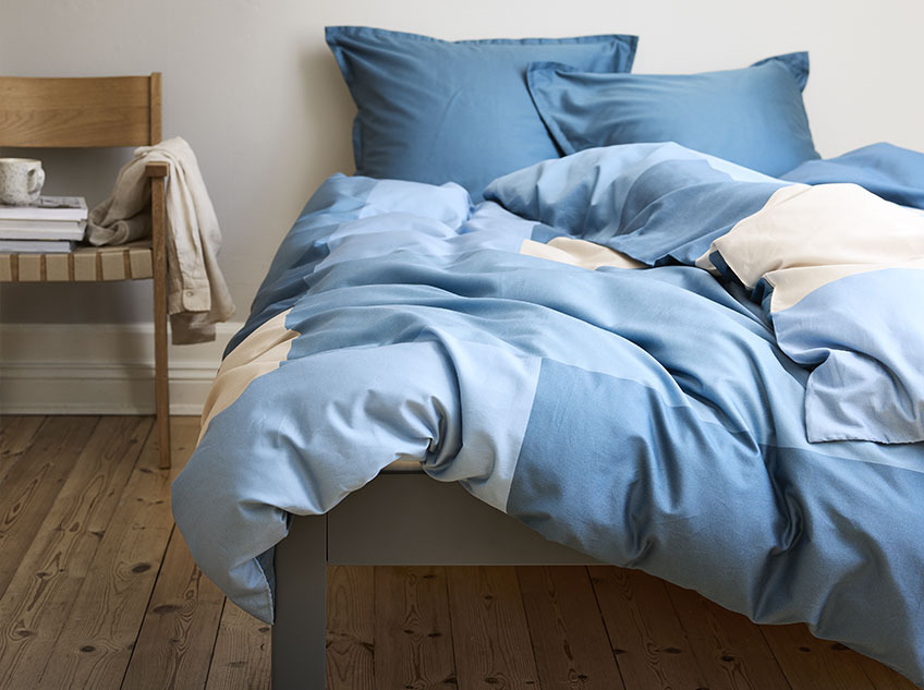 La ropa de cama MARIA es 100 % algodón Cama con ropa de cama de algodón en tonos azules y arena