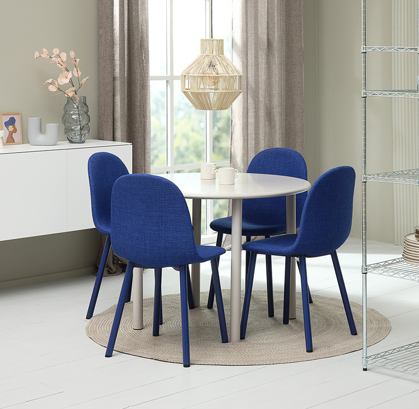 Silla de comedor azul cobalto y mesa redonda blanca