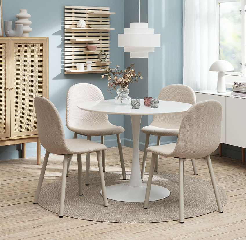 Sillas de comedor beige claro y mesa redonda blanca 