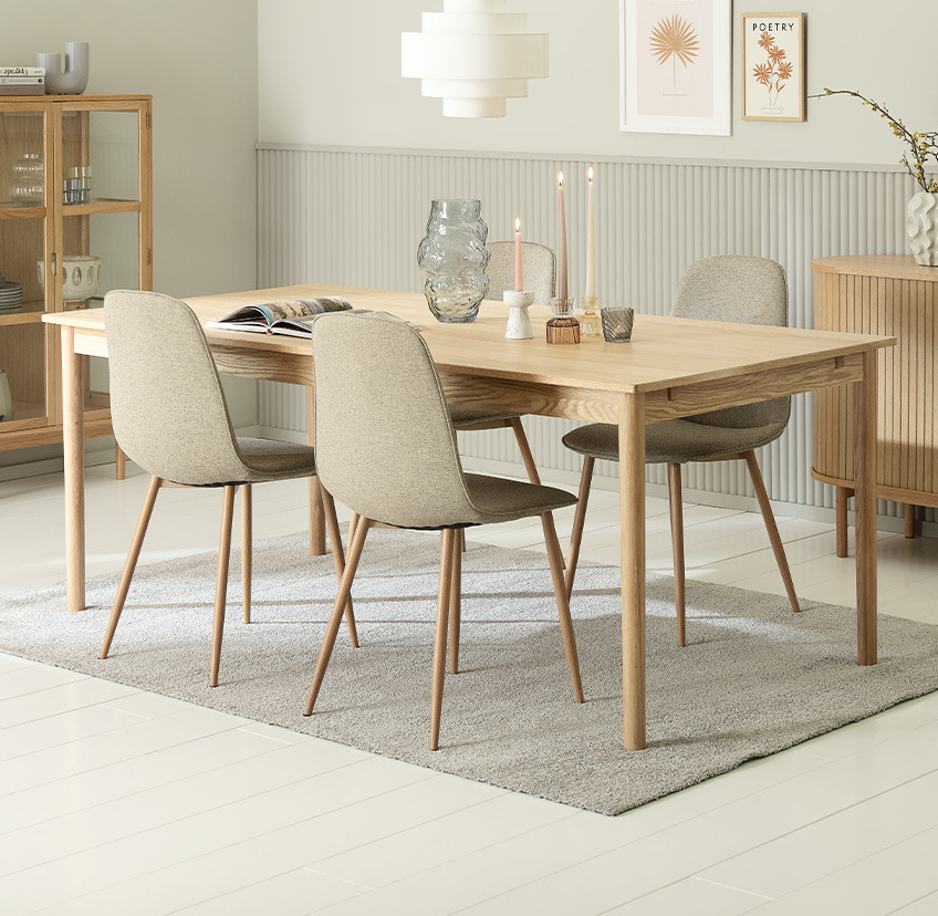 Sillas de comedor beige oscuro y mesa de comedor de madera 