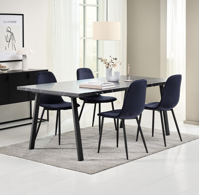 Silla de comedor azul oscuro de terciopelo y mesa de comedor de mármol negro 