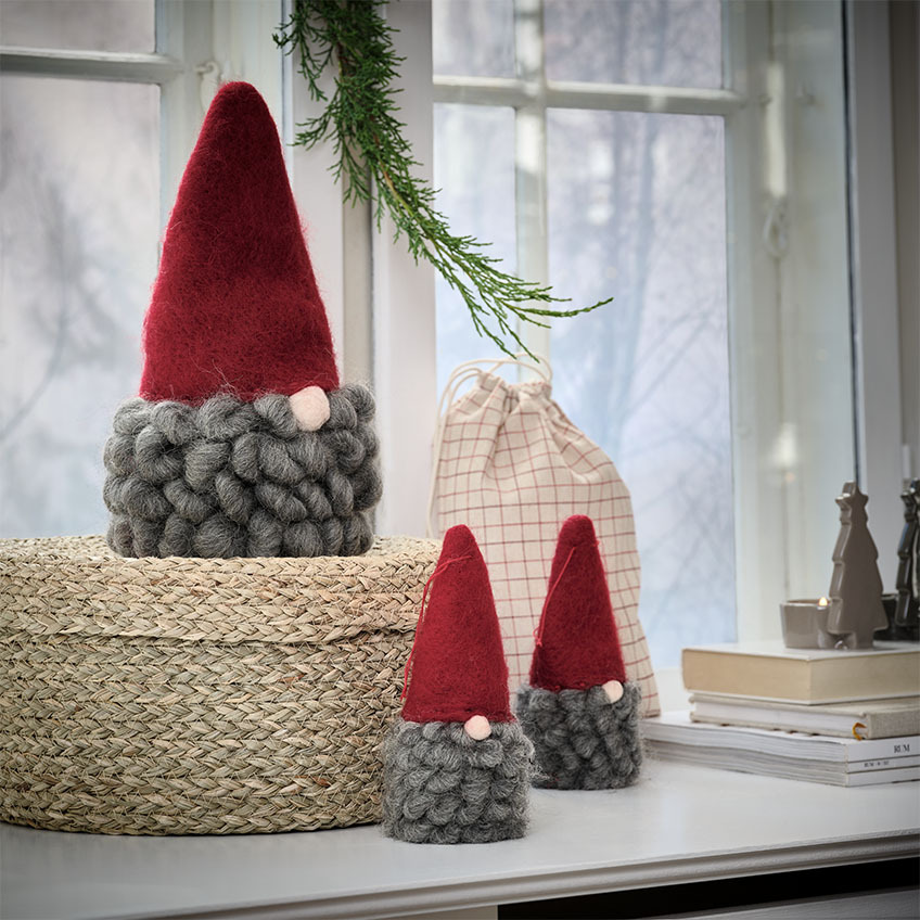 El duende navideño MUGGLESTEN viene en dos tamaños. Gnomos navideños en dos tamaños en una repisa de ventana.