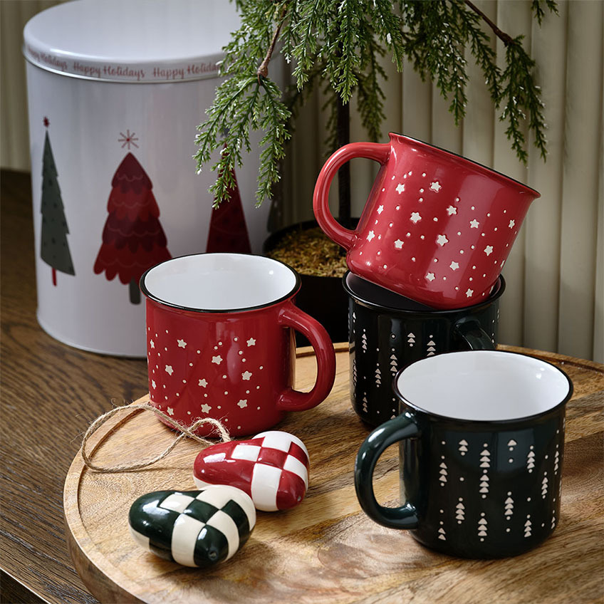 Tazas navideñas en rojo y verde con motivos festivos y adornos navideños en forma de corazón 