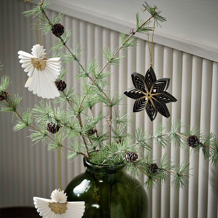 Ramita de abeto artificial con piñas de abeto y decoración navideña escandinava
