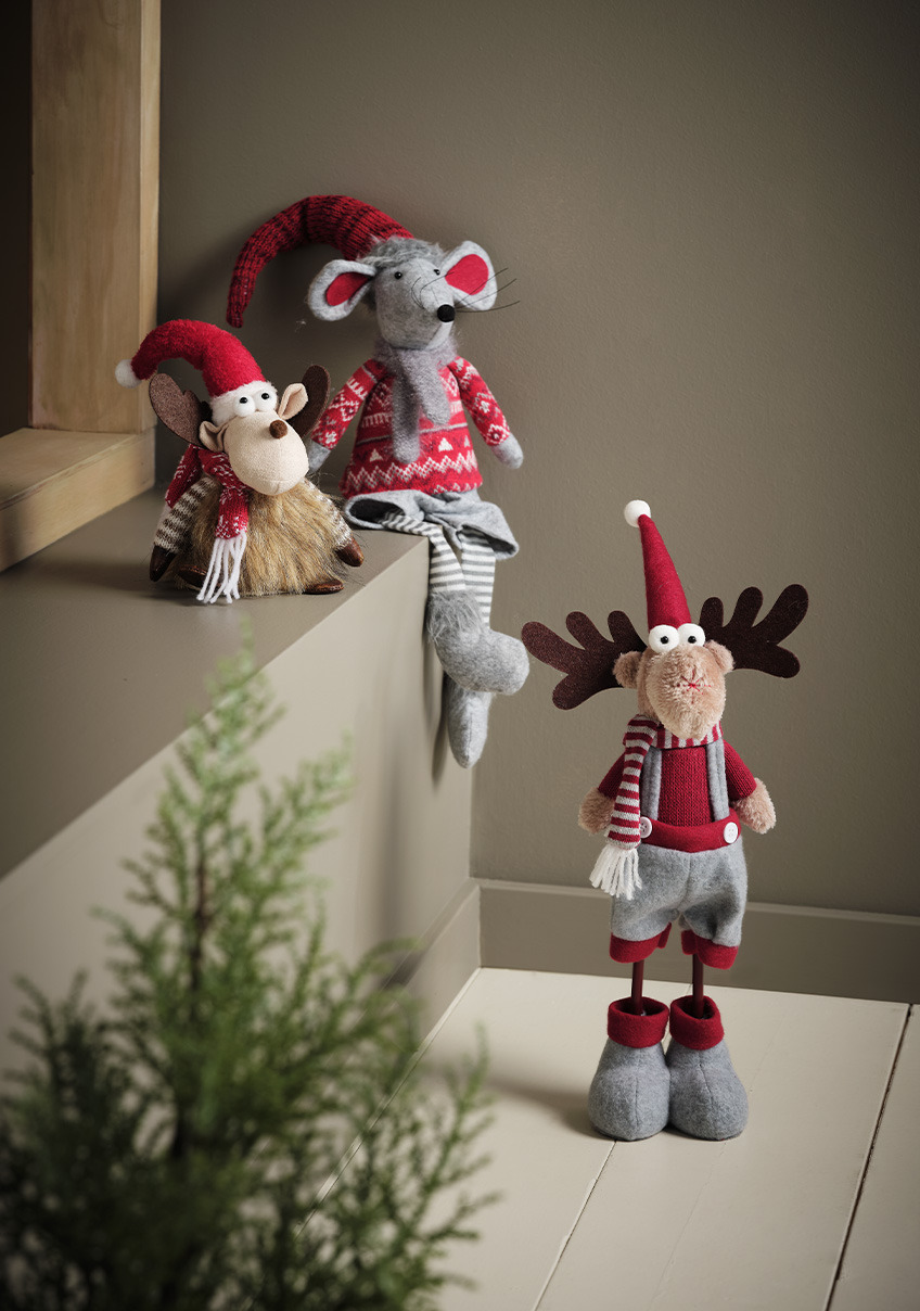 Compañeros navideños peludos como JULKLAPP, RAN y GYLVE son excelentes adiciones a las festividades. Reno navideño festivo y ratón de Navidad.