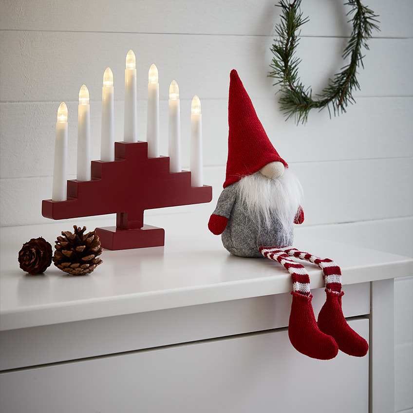 Duende de Navidad MOLDAVIT y arco de velas HILDEGUN Duende navideño con barba grande, gorro rojo puntiagudo y medias.