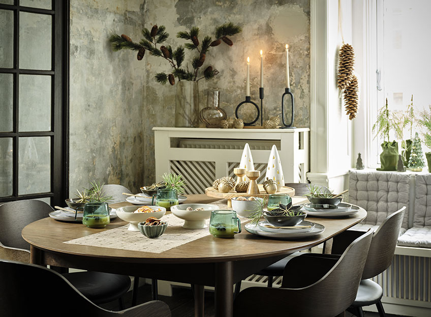 Camino de mesa BURE, tazas ANDERS, platos FERDUS, cuencos KLAES y árboles de Navidad VILJE en bandeja decorativa STROMATOLIT Comedor con mesa puesta con camino de mesa navideño, platos, cuencos y adornos navideños