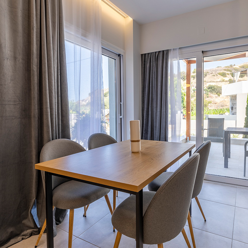 Silla de comedor KOKKEDAL, mesa de comedor AABENRAA y cortina AUSTRA Comedor amueblado con mesa, sillas y accesorios