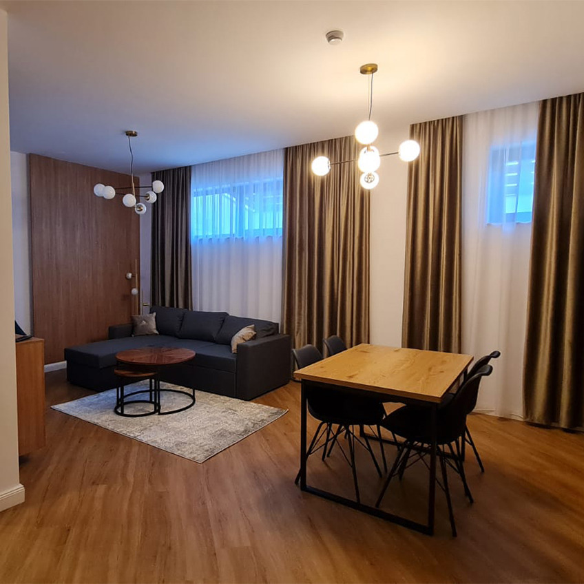 Sala de estar amueblada con mesa, sofá y decoraciones