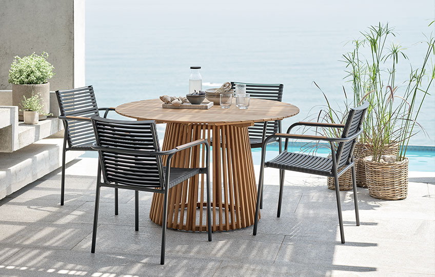 Muebles de exterior: mesa de jardín de teca y sillas de jardín de plástico