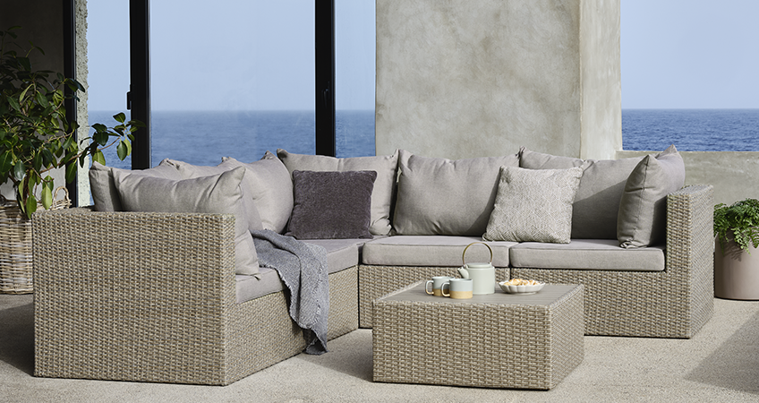 Set de muebles de exterior en una terraza frente al mar 