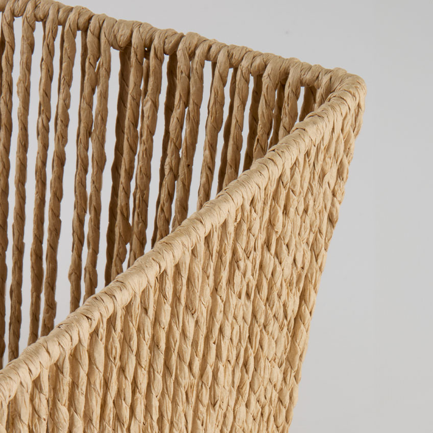 Cesta decorativa fabricada de pajitas de papel trenzadas