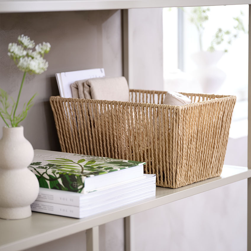 Cesta de almacenaje fabricada con pajitas de papel que se han trenzado