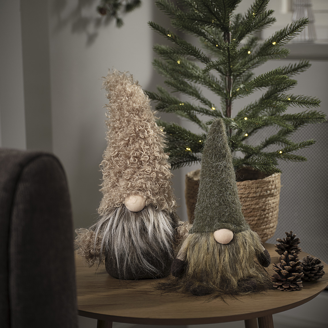 Mesa de centro con dos duendes de Navidad