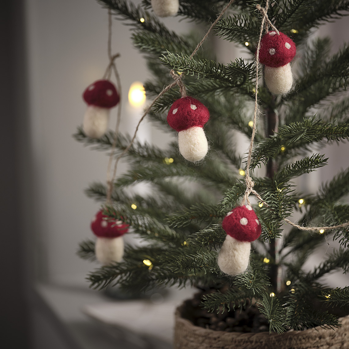 Árbol de Navidad artificial con guirnalda de setas