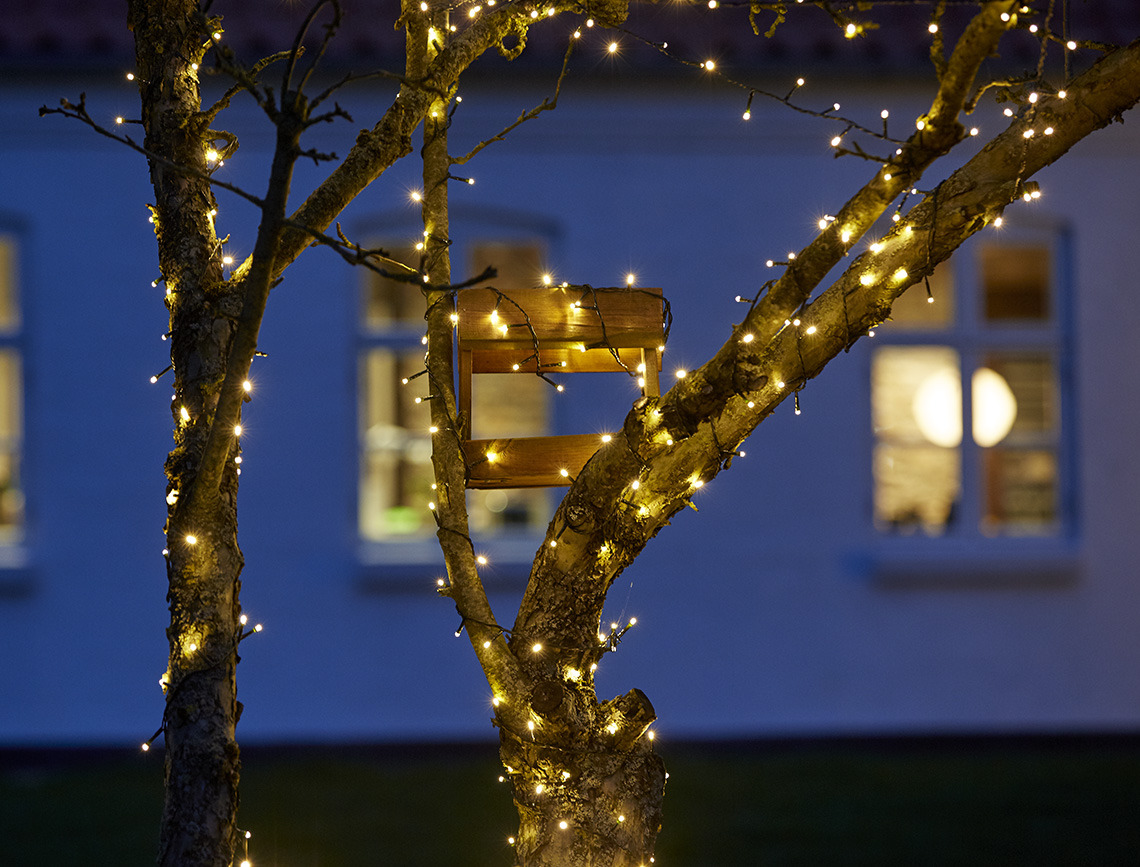 Guirnalda de luces enrollada en un árbol