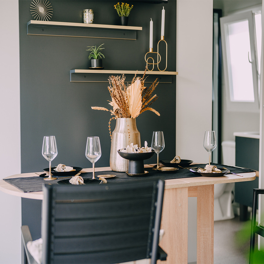 Silla PADHOLM y jarrón MALIAS Comedor y área de comedor amueblada