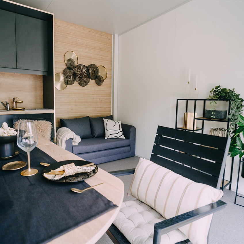 Sofá cama SKILLEBEK, estantería TRAPPEDEL y silla PADHOLM Área de comedor y sala de estar amueblada