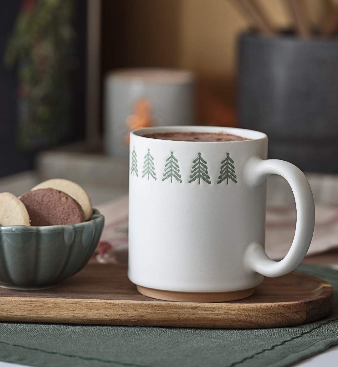 Taza navideña decorada con un árbol de Navidad