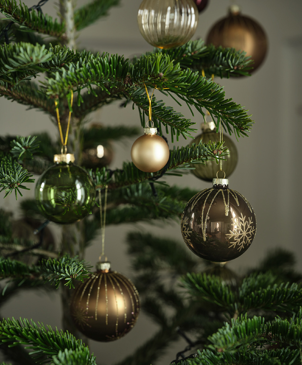 Árbol de Navidad decorado con adornos brillantes 