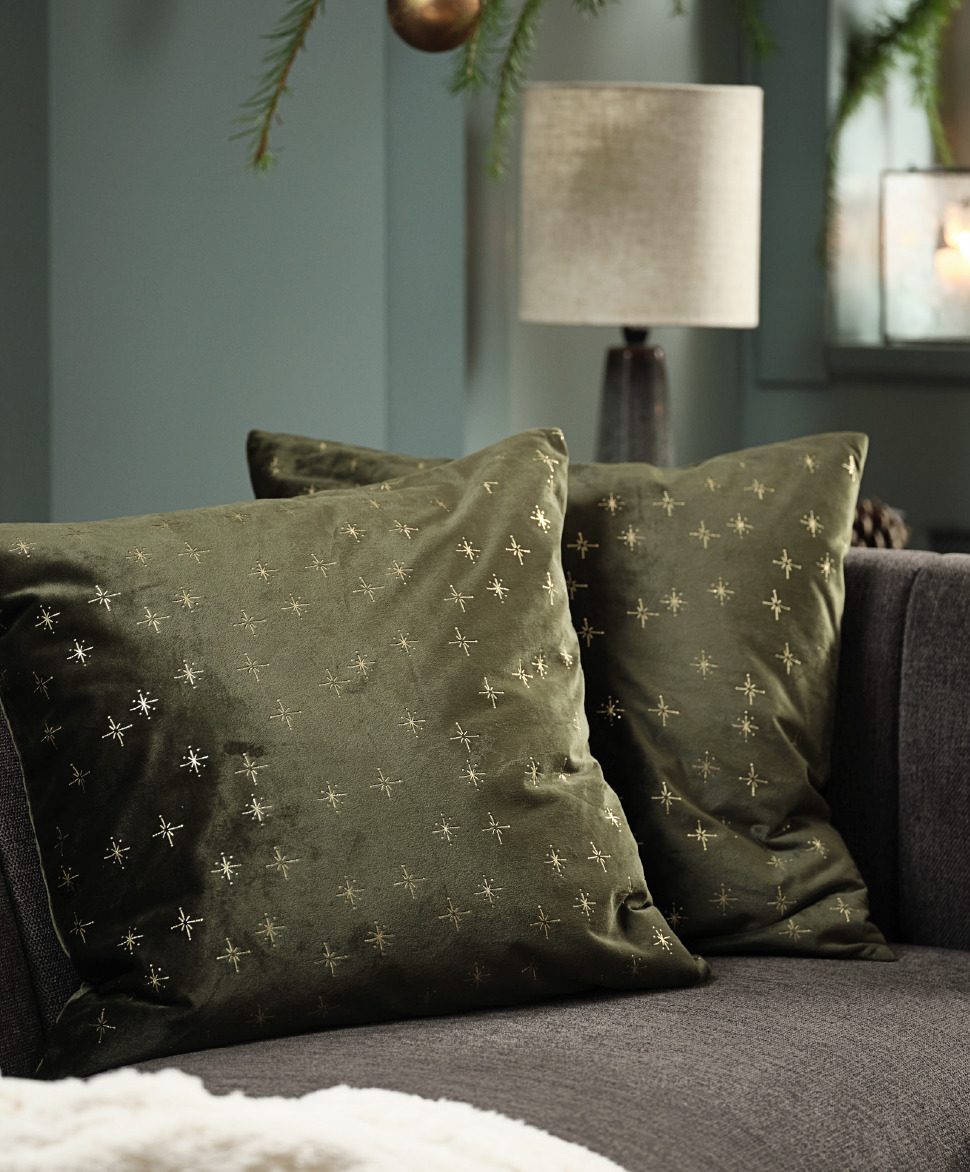 Cojín decorativo verde con estrellas doradas