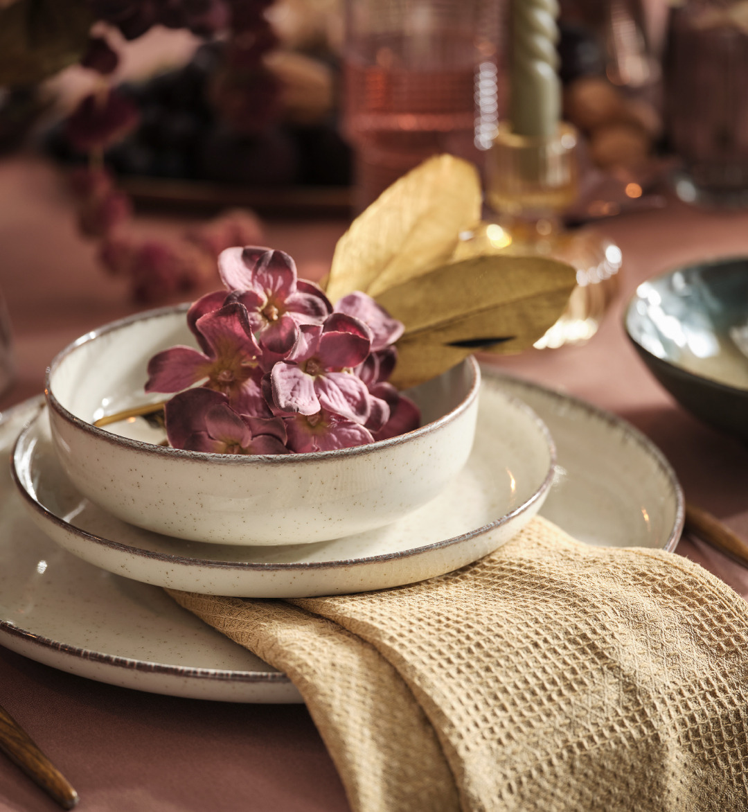 Una mesa con cuencos y platos