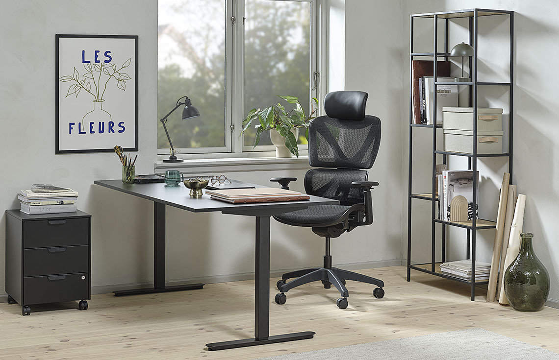 Escritorio con altura regulable SVANEKE, silla de oficina VARPELEV y estantería TRAPPEDAL Oficina en casa con escritorio con altura regulable, silla de oficina y estantería