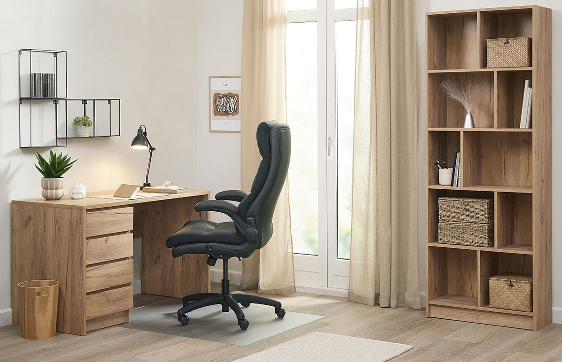 : Escritorio LIMFJORDEN, silla de oficina KASTBJERG y librería MOSBJERG Oficina en casa con escritorio, silla cómoda y estantería.