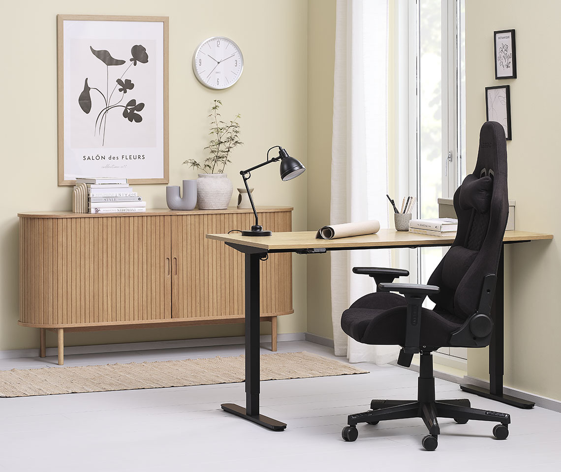 Oficina en casa con escritorio con altura regulable SVANEKE, silla gaming NIBE y aparador LYNGVIG Decoración acogedora de oficina con escritorio con altura regulable, silla gaming y aparador