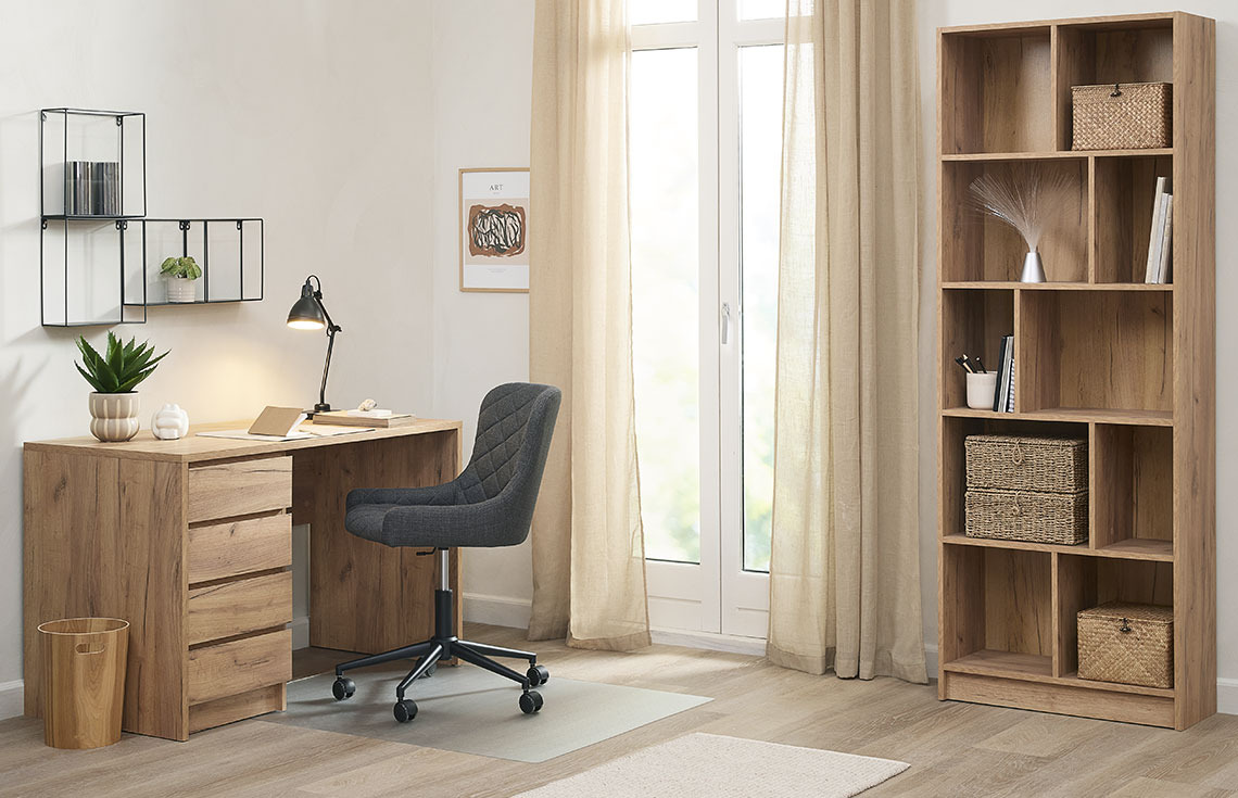 Escritorio LIMFJORDEN, silla de escritorio PEBRINGE y estantería MOSBJERG Oficina en casa con escritorio, silla elegante y estantería