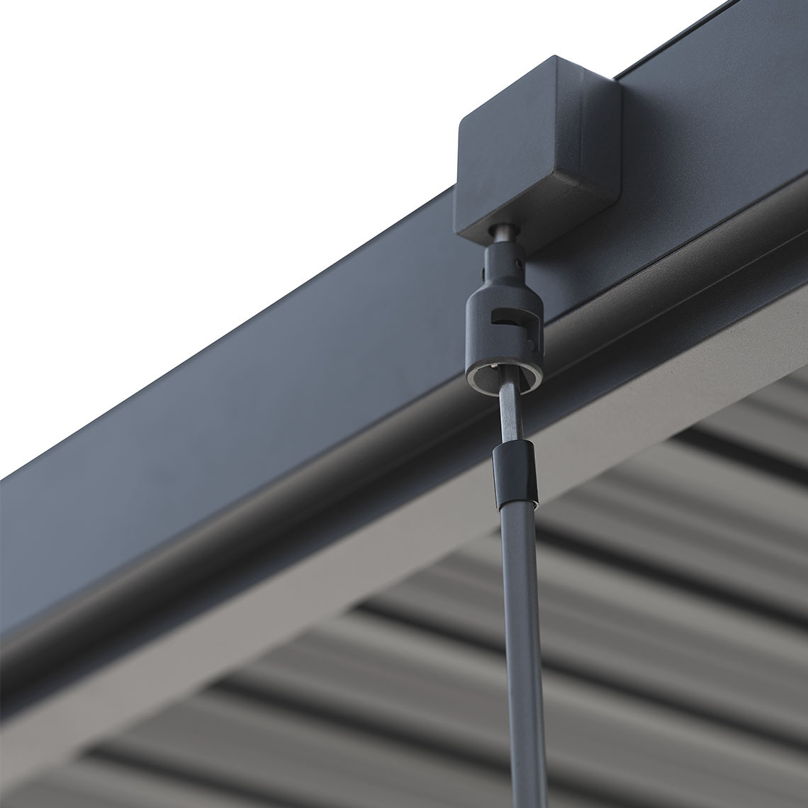 Puedes regular sin ningún esfuerzo el techo de las láminas de KONGEMOSE con la manivela Pérgola de metal con techo y láminas regulables de techo