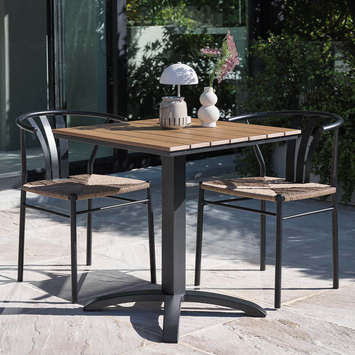 Mesa de balcón HOBRO y sillas de jardín TAGMARK Mesa de balcón que no requiere mantenimiento y sillas de jardín de estilo moderno en una terraza